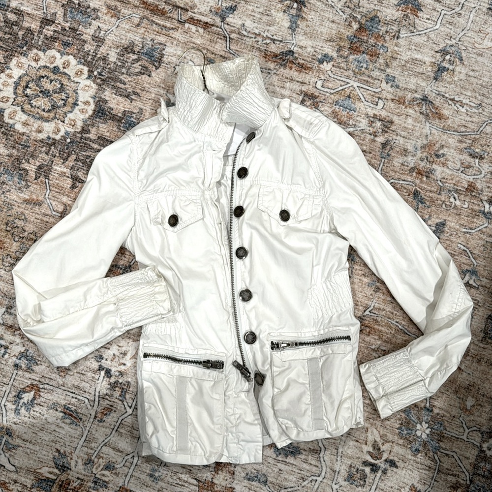 Twill twenty two, casual white blazer, size small. Great for rainy summers/ fall
